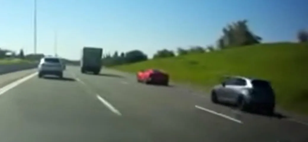 Folle sfida in autostrada: Ferrari 812 Superfast finisce tamponata [Video]