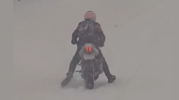Intrepido motociclista affronta la neve [Video]