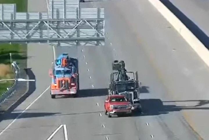 Chevrolet Silverado colpita da un TIR e va a fuoco [Video]