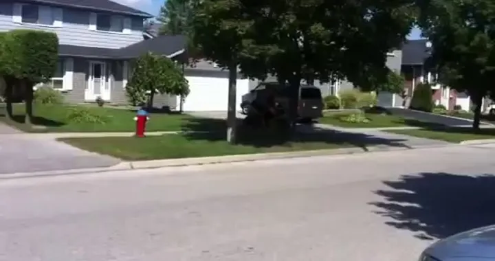 Cade scendendo dalla moto