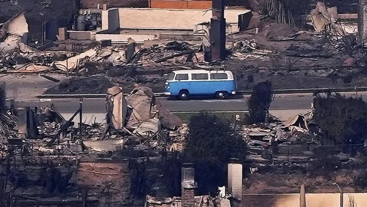 Volkswagen restaura il T2 scampato agli incendi californiani