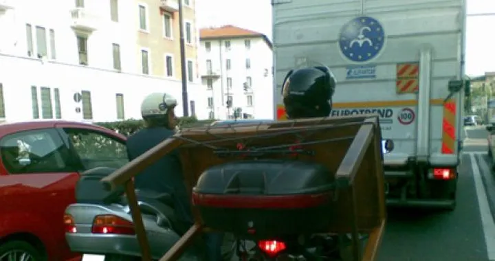 Foto del giorno: Trasloco con una Yamaha FZ6