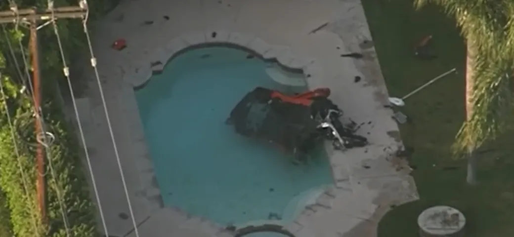 Terribile incidente in California: una Corvette finisce in piscina [Video]