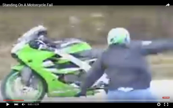 Impenna in piedi in moto e cade [Video]