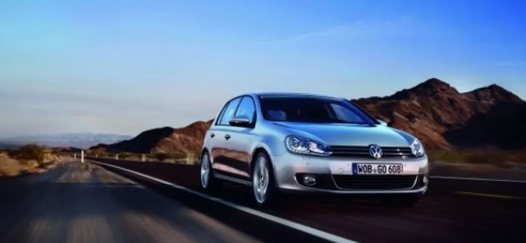 Volkswagen: per la Golf debuttano nuovi fari diurni a LED
