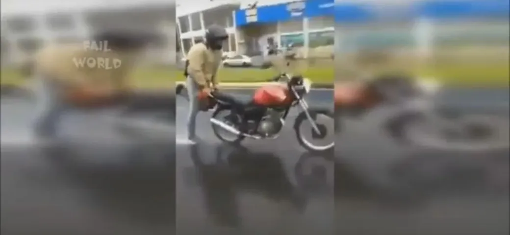 Acrobazie in moto sotto la pioggia [Video]