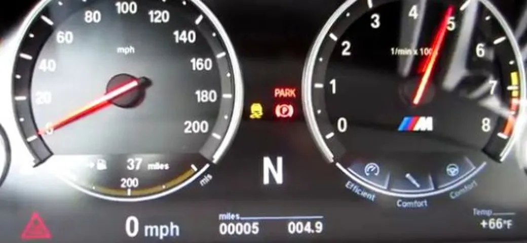 Sgasa con le auto appena consegnate. Dipendente dell'autoporto di Boston viene licenziato