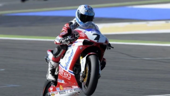 WSBK: Carlos Checa saluta il mondiale con una doppietta e porta la Ducati al titolo Costruttori