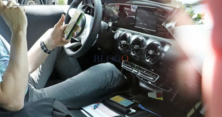 Mercedes Classe A: foto spia degli interni