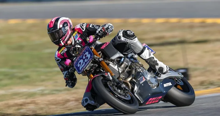 Keanu Reeves porta Arch Motorcycle in pista: sfida ai giganti della MotoAmerica