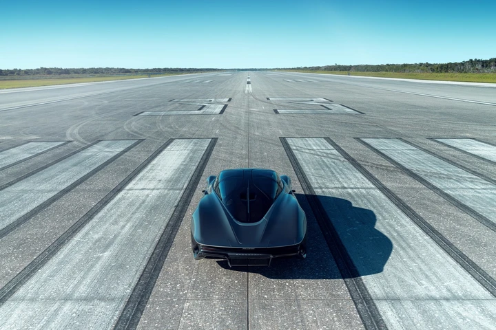 McLaren Speedtail: vola a 403 km/h e polverizza il record della McLaren F1