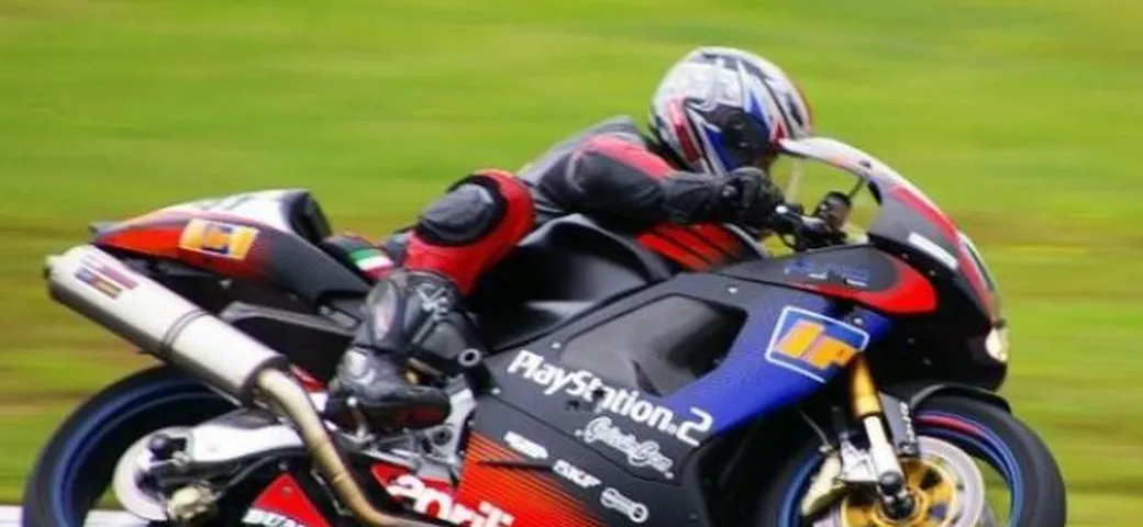 Scatto in Corsa: Aprilia RSV 1000 & RS250