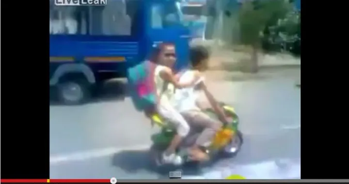 Bambini sulla minimoto nel traffico cittadino [Video]