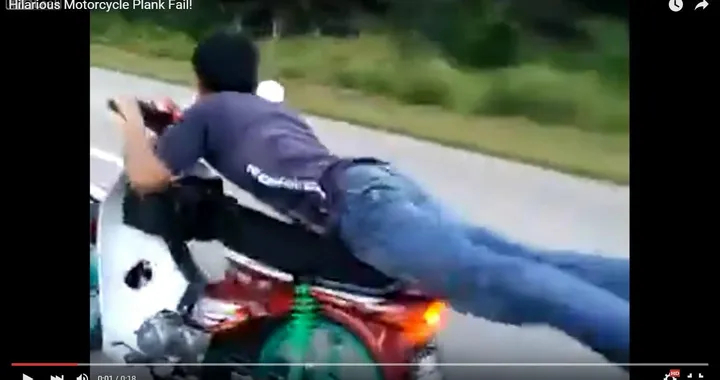 Vuole fare il supereroe in moto ma cade a terra [Video]