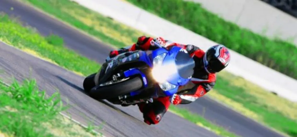 Scatto in Corsa: Honda CBR954RR Fireblade a Castelletto di Branduzzo
