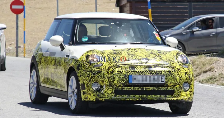 MINI Cooper E: foto spia su strada