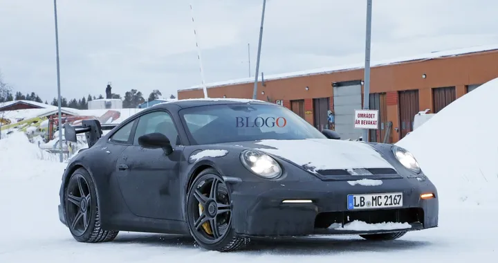 Porsche 992 GT3: foto spia sulla neve