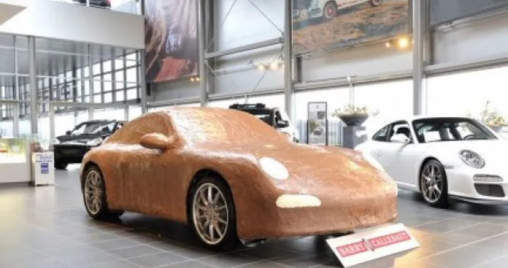Porsche 911: un concessionario olandese la ricopre di cioccolato