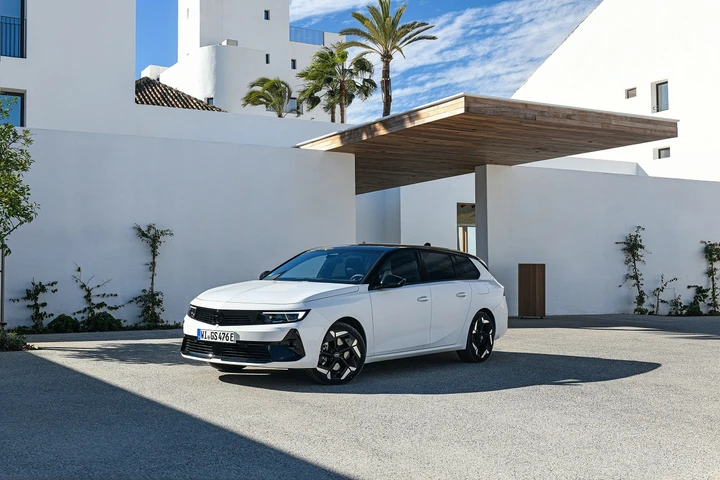 Nuova Opel Astra Sports Tourer GSe: al via gli ordini in Europa