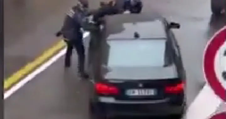 Pazzo investe due vigili urbani, autista di bus diventa eroe [VIDEO]