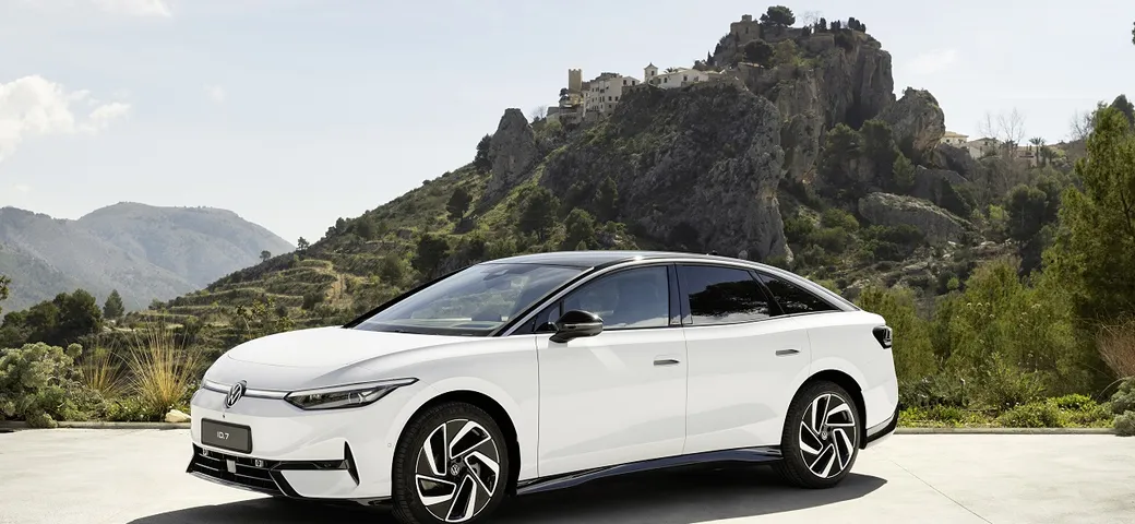 Volkswagen ID.7: prime immagini ufficiali della nuova berlina elettrica