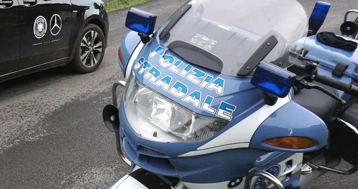 In moto senza patente e assicurazione: multa e sequestro