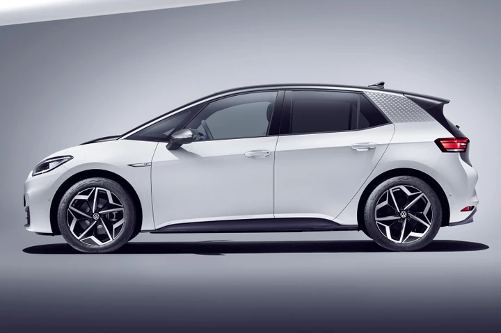 Volkswagen alza il target sull'elettrico: 1,5 milioni di vetture della gamma ID. nel 2025