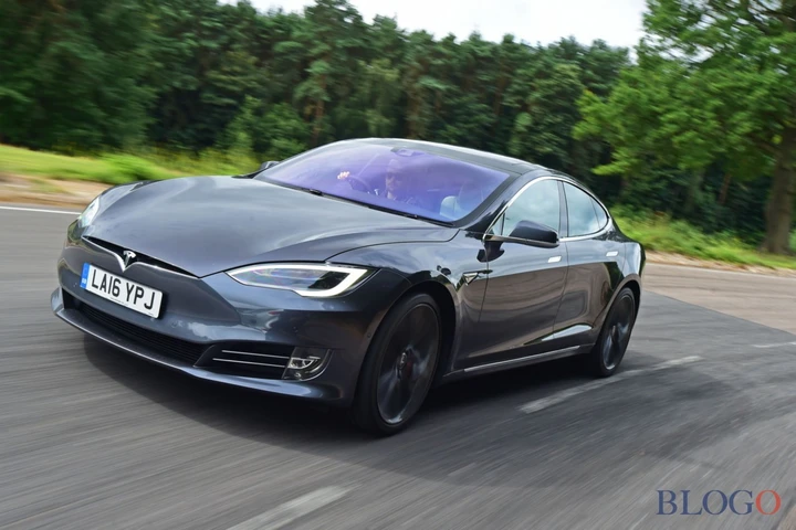 Tesla Model S: ubriaco e addormentato, si fa portare in giro dall'autopilot