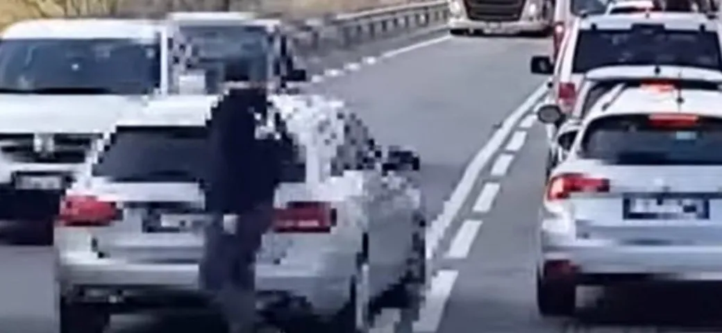 Sorpassa le auto in coda, scende e litiga con un automobilista [Video]