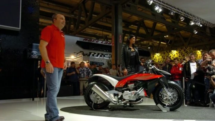 Husqvarna: una enduro stradale bicilindrica debutterà all'Eicma 2011