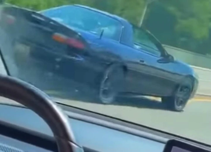 Sfida la Tesla con la Camaro, ma va a sbattere [Video]