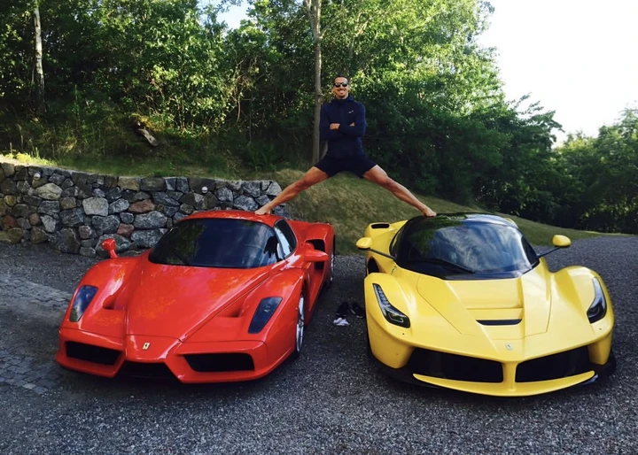 Ibrahimovic non ha paura di sporcare le sue Ferrari esclusive: lo show