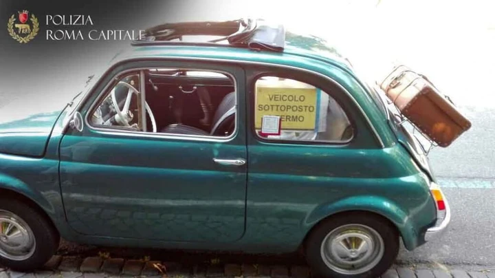 Portava i turisti a Roma sulla vecchia Fiat 500: multa e fermo dell'auto