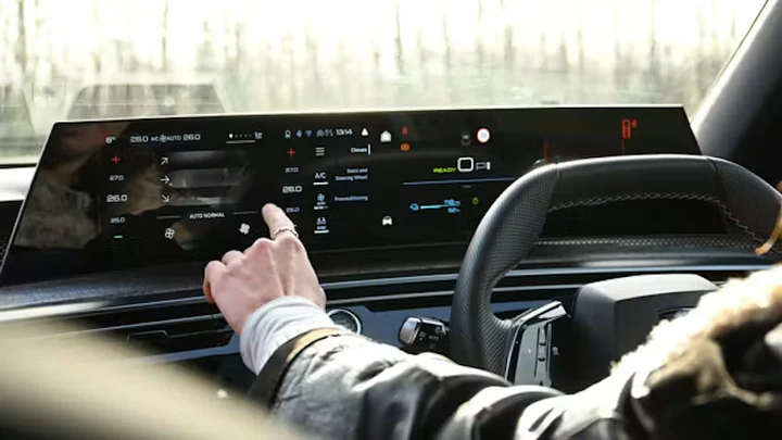 Euro NCAP, niente obbligo di pulsanti fisici per il climatizzatore: i touchscreen restano