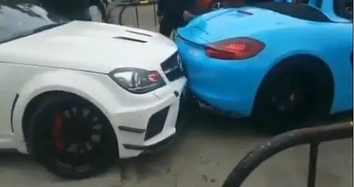 Scatto al rovescio con la Porsche ed è crash [Video]