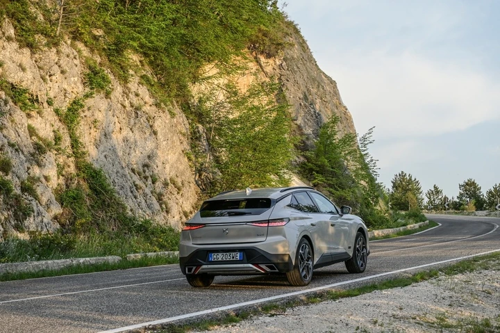 DS4 Cross E-Tense: la prova su strada