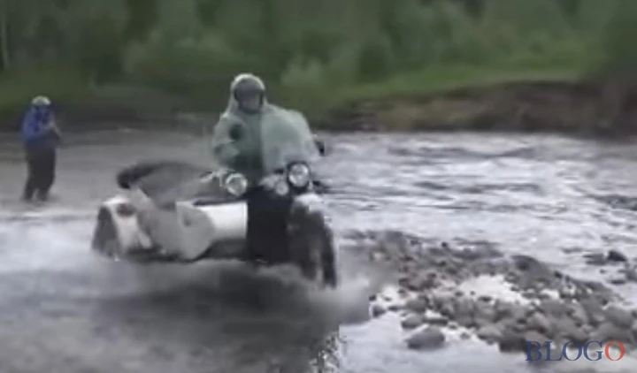 Sidecar attraversano il fiume [Video]