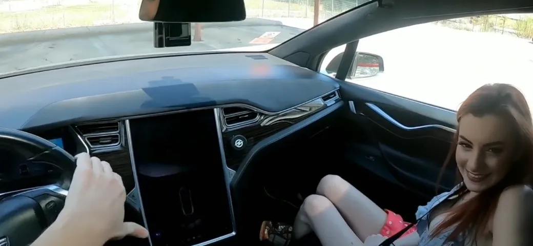 Tesla: sesso a bordo mentre guida l'Autopilot
