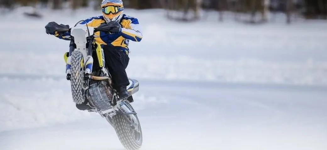 Husqvarna 701 Supermoto sul ghiaccio [Video]