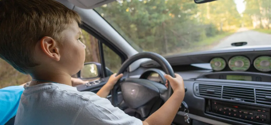 Bambino di 7 anni ruba il SUV dei genitori per andare al McDonald's