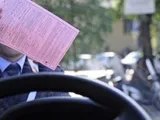 Tiene il finestrino abbassato e riceve una multa da 42 euro: perché