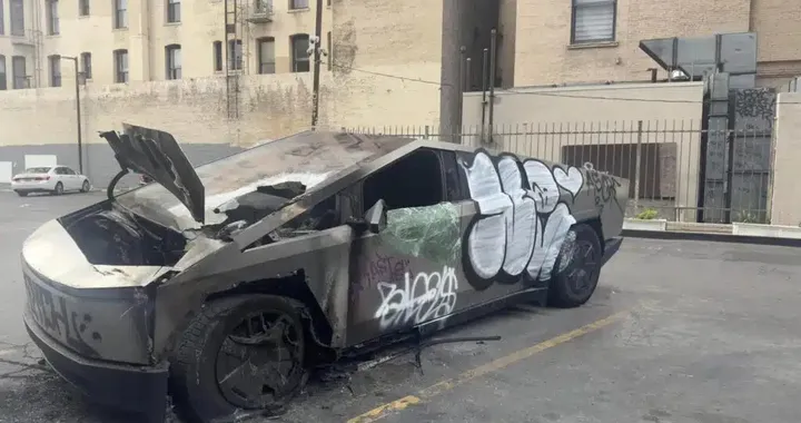 Mistero a Los Angeles, Tesla Cybertruck abbandonato e vandalizzato