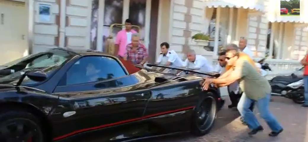 Pagani Zonda F: un esemplare non si mette in moto e viene spinto a braccia