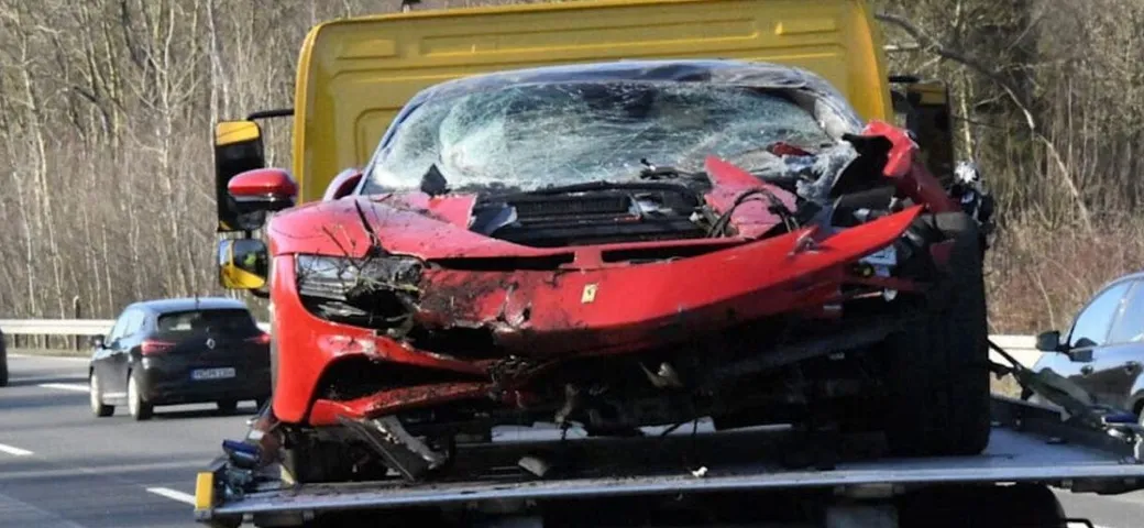 DJ distrugge una Ferrari SF90 Stradale durante un test drive: 440.000 euro al vento