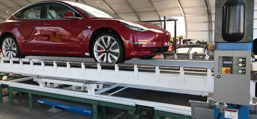 Tesla produce 5.000 Model 3 a settimana: obbiettivo raggiunto