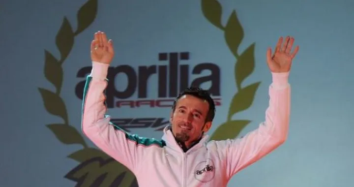 Max Biaggi premiato come top rider ai Caschi d'Oro: "per ora rimango in Superbike"