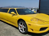 Una limousine Ferrari, oggetto stravagante: il prezzo è stracciato