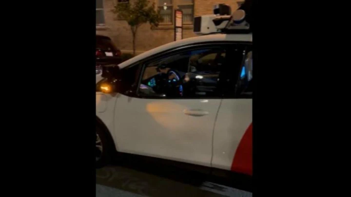 Auto a guida autonoma si blocca in mezzo alla strada [Video]
