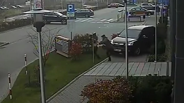 Sale sul marciapiede, investe due donne e va contro il muro [Video]