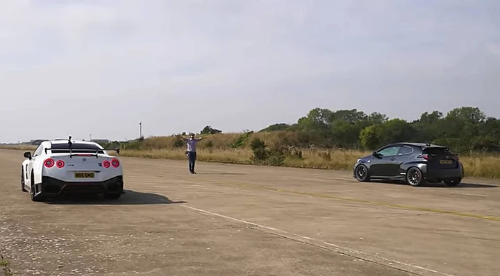 Toyota GR Yaris pompata sfida la Nissan GT-R NISMO nella drag race | Video